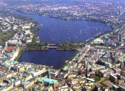 Sjön Alster i Hamburg